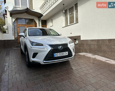 Белый Лексус НХ, объемом двигателя 2.49 л и пробегом 90 тыс. км за 38500 $, фото 2 на Automoto.ua