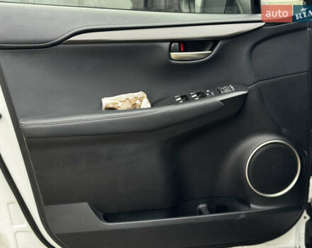 Белый Лексус НХ, объемом двигателя 2 л и пробегом 63 тыс. км за 28250 $, фото 20 на Automoto.ua