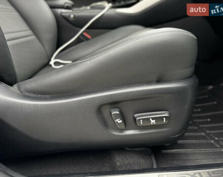 Белый Лексус НХ, объемом двигателя 2 л и пробегом 63 тыс. км за 28250 $, фото 57 на Automoto.ua