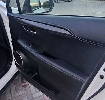 Білий Лексус НХ, об'ємом двигуна 2 л та пробігом 58 тис. км за 32000 $, фото 28 на Automoto.ua