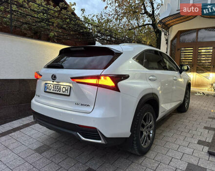 Белый Лексус НХ, объемом двигателя 2.49 л и пробегом 90 тыс. км за 38500 $, фото 4 на Automoto.ua