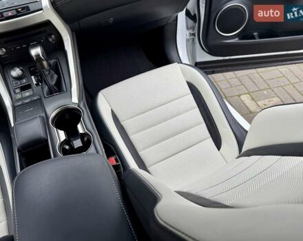 Белый Лексус НХ, объемом двигателя 2 л и пробегом 30 тыс. км за 25700 $, фото 26 на Automoto.ua