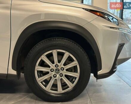Сірий Лексус НХ, об'ємом двигуна 2.49 л та пробігом 100 тис. км за 32900 $, фото 2 на Automoto.ua