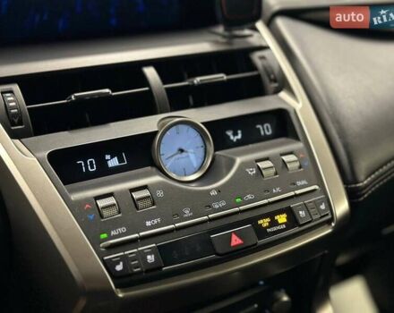 Сірий Лексус НХ, об'ємом двигуна 2.49 л та пробігом 100 тис. км за 32900 $, фото 18 на Automoto.ua