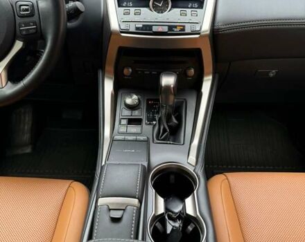Сірий Лексус НХ, об'ємом двигуна 2.49 л та пробігом 64 тис. км за 35990 $, фото 4 на Automoto.ua