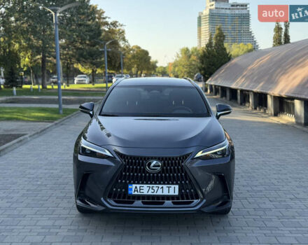 Серый Лексус НХ, объемом двигателя 2 л и пробегом 39 тыс. км за 42500 $, фото 1 на Automoto.ua