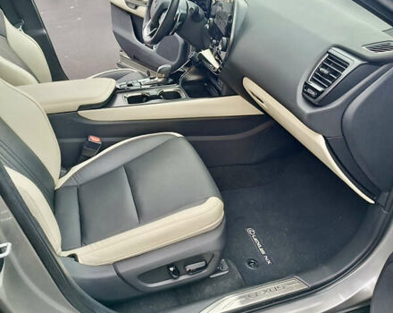 Лексус НХ 2023 в Киеве на Automoto.ua Серый Лексус НХ, объемом двигателя 2.49 л и пробегом 22 тыс. км за 48500 $, фото 28 на Automoto.ua