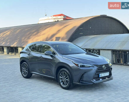 Сірий Лексус НХ, об'ємом двигуна 2 л та пробігом 39 тис. км за 42500 $, фото 1 на Automoto.ua