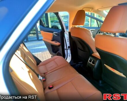 Белый Лексус РХ, объемом двигателя 2 л и пробегом 20 тыс. км за 52000 $, фото 3 на Automoto.ua