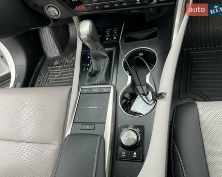 Белый Лексус РХ, объемом двигателя 2 л и пробегом 27 тыс. км за 55000 $, фото 16 на Automoto.ua