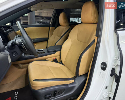 Білий Лексус RZ, об'ємом двигуна 0 л та пробігом 9 тис. км за 41900 $, фото 18 на Automoto.ua