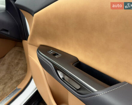 Белый Лексус RZ, объемом двигателя 0 л и пробегом 7 тыс. км за 37800 $, фото 55 на Automoto.ua