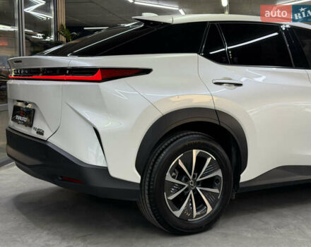 Білий Лексус RZ, об'ємом двигуна 0 л та пробігом 9 тис. км за 41900 $, фото 16 на Automoto.ua