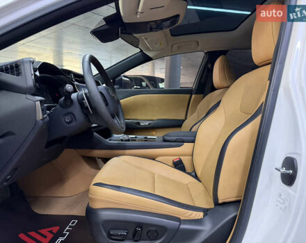 Білий Лексус RZ, об'ємом двигуна 0 л та пробігом 9 тис. км за 41900 $, фото 20 на Automoto.ua