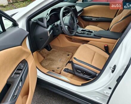 Белый Лексус RZ, объемом двигателя 0 л и пробегом 5 тыс. км за 40000 $, фото 6 на Automoto.ua