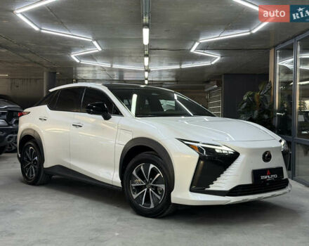 Білий Лексус RZ, об'ємом двигуна 0 л та пробігом 9 тис. км за 41900 $, фото 1 на Automoto.ua