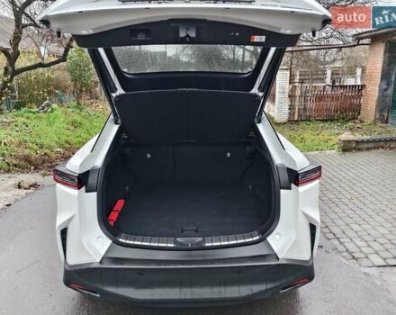 Белый Лексус RZ, объемом двигателя 0 л и пробегом 5 тыс. км за 40000 $, фото 4 на Automoto.ua