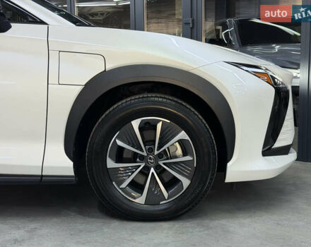 Білий Лексус RZ, об'ємом двигуна 0 л та пробігом 9 тис. км за 41900 $, фото 4 на Automoto.ua