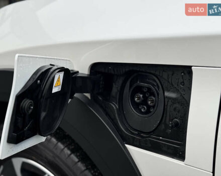 Белый Лексус RZ, объемом двигателя 0 л и пробегом 7 тыс. км за 37800 $, фото 32 на Automoto.ua