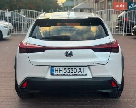 Белый Лексус UX, объемом двигателя 2 л и пробегом 45 тыс. км за 28000 $, фото 1 на Automoto.ua