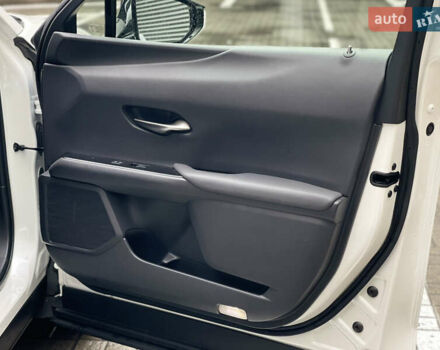 Белый Лексус UX, объемом двигателя 1.99 л и пробегом 46 тыс. км за 35500 $, фото 36 на Automoto.ua