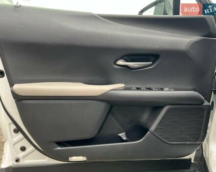 Белый Лексус UX, объемом двигателя 2 л и пробегом 86 тыс. км за 23390 $, фото 14 на Automoto.ua