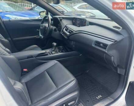 Білий Лексус UX, об'ємом двигуна 2 л та пробігом 45 тис. км за 28000 $, фото 21 на Automoto.ua
