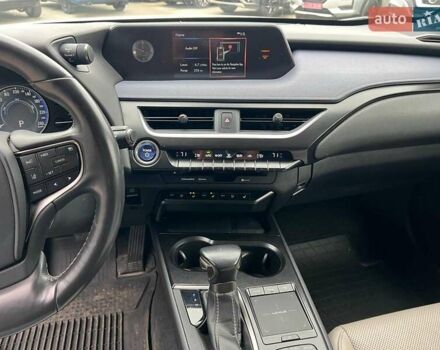 Белый Лексус UX, объемом двигателя 2 л и пробегом 86 тыс. км за 23390 $, фото 28 на Automoto.ua