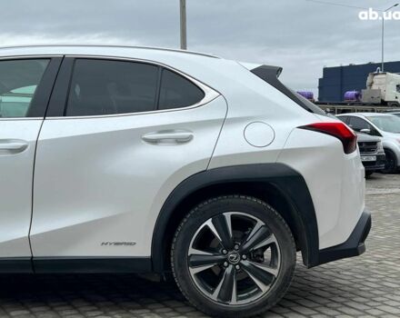 Белый Лексус UX, объемом двигателя 2 л и пробегом 86 тыс. км за 23390 $, фото 3 на Automoto.ua