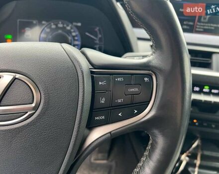 Белый Лексус UX, объемом двигателя 2 л и пробегом 86 тыс. км за 23390 $, фото 24 на Automoto.ua