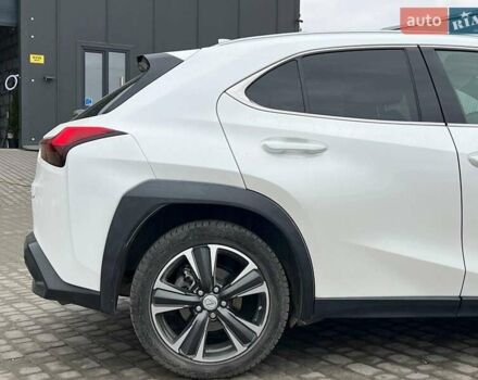 Белый Лексус UX, объемом двигателя 2 л и пробегом 86 тыс. км за 23390 $, фото 7 на Automoto.ua