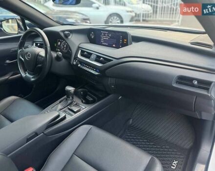 Белый Лексус UX, объемом двигателя 2 л и пробегом 45 тыс. км за 28000 $, фото 30 на Automoto.ua