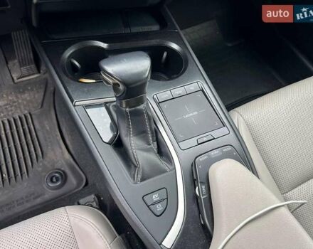 Белый Лексус UX, объемом двигателя 2 л и пробегом 86 тыс. км за 23390 $, фото 33 на Automoto.ua