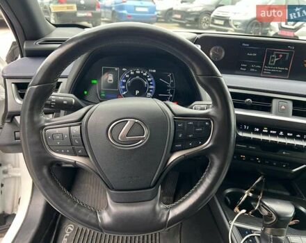 Белый Лексус UX, объемом двигателя 2 л и пробегом 86 тыс. км за 23390 $, фото 23 на Automoto.ua