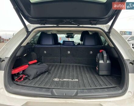 Белый Лексус UX, объемом двигателя 2 л и пробегом 86 тыс. км за 23390 $, фото 44 на Automoto.ua