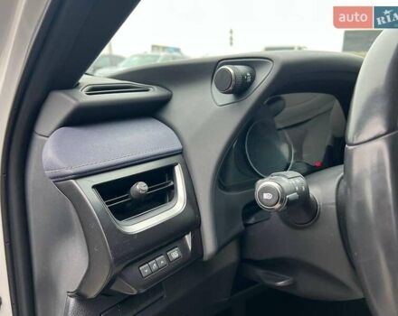 Белый Лексус UX, объемом двигателя 2 л и пробегом 86 тыс. км за 23390 $, фото 19 на Automoto.ua