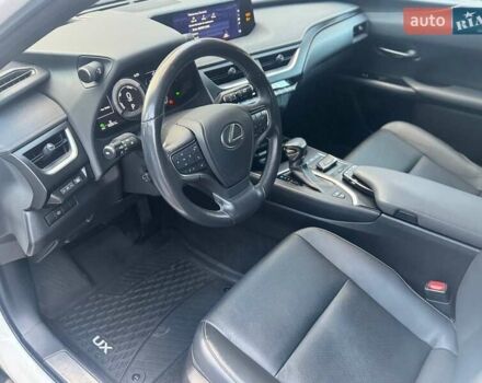 Білий Лексус UX, об'ємом двигуна 2 л та пробігом 45 тис. км за 28000 $, фото 26 на Automoto.ua