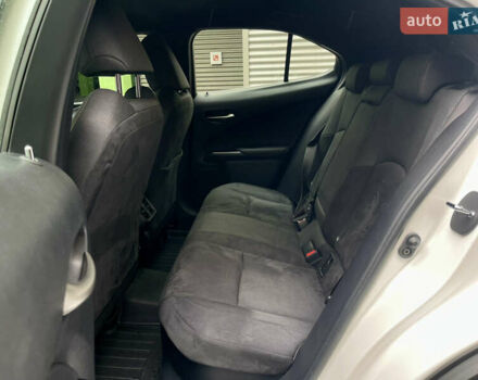 Белый Лексус UX, объемом двигателя 1.99 л и пробегом 46 тыс. км за 35500 $, фото 32 на Automoto.ua