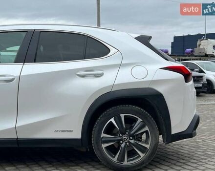 Белый Лексус UX, объемом двигателя 2 л и пробегом 86 тыс. км за 23390 $, фото 3 на Automoto.ua