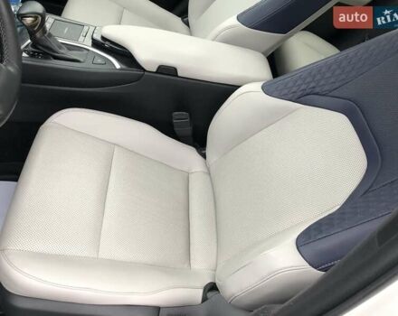 Белый Лексус UX, объемом двигателя 1.99 л и пробегом 79 тыс. км за 25500 $, фото 30 на Automoto.ua