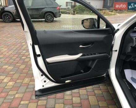 Белый Лексус UX, объемом двигателя 1.99 л и пробегом 79 тыс. км за 25500 $, фото 23 на Automoto.ua