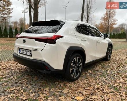 Белый Лексус UX, объемом двигателя 1.97 л и пробегом 87 тыс. км за 26000 $, фото 3 на Automoto.ua