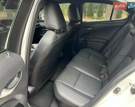 Белый Лексус UX, объемом двигателя 1.97 л и пробегом 87 тыс. км за 26000 $, фото 12 на Automoto.ua