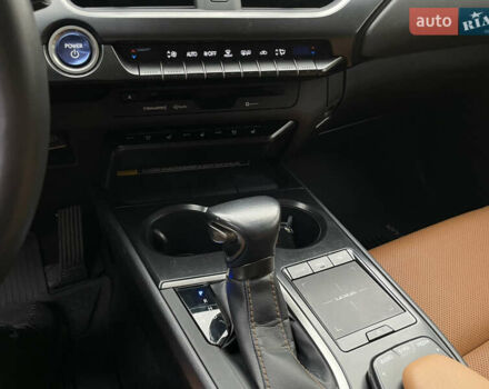 Белый Лексус UX, объемом двигателя 1.99 л и пробегом 70 тыс. км за 31000 $, фото 17 на Automoto.ua