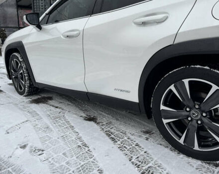 Білий Лексус UX, об'ємом двигуна 1.99 л та пробігом 86 тис. км за 23400 $, фото 4 на Automoto.ua