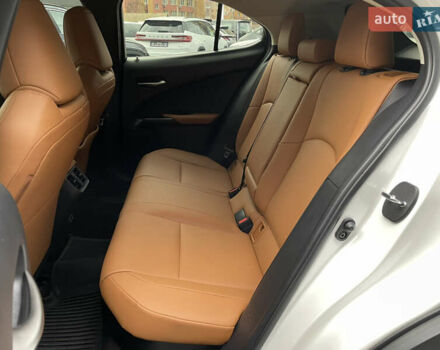 Белый Лексус UX, объемом двигателя 1.99 л и пробегом 70 тыс. км за 31000 $, фото 19 на Automoto.ua