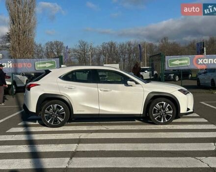 Белый Лексус UX, объемом двигателя 1.99 л и пробегом 14 тыс. км за 32000 $, фото 4 на Automoto.ua