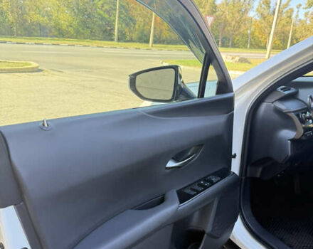 Білий Лексус UX, об'ємом двигуна 1.99 л та пробігом 86 тис. км за 23400 $, фото 15 на Automoto.ua