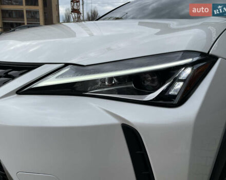Белый Лексус UX, объемом двигателя 1.99 л и пробегом 70 тыс. км за 31000 $, фото 6 на Automoto.ua