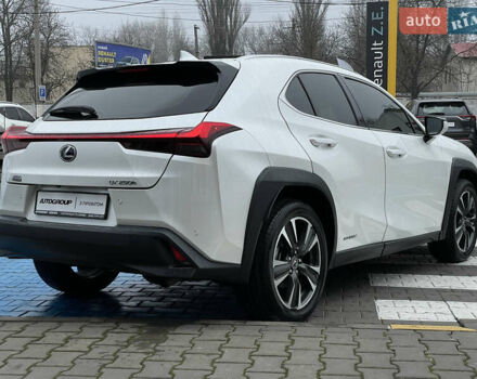 Белый Лексус UX, объемом двигателя 2 л и пробегом 70 тыс. км за 28700 $, фото 4 на Automoto.ua